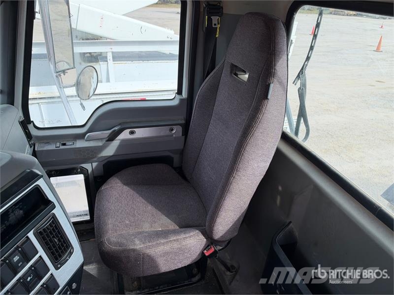 Mack CHU613 Pinnacle Vilcēji
