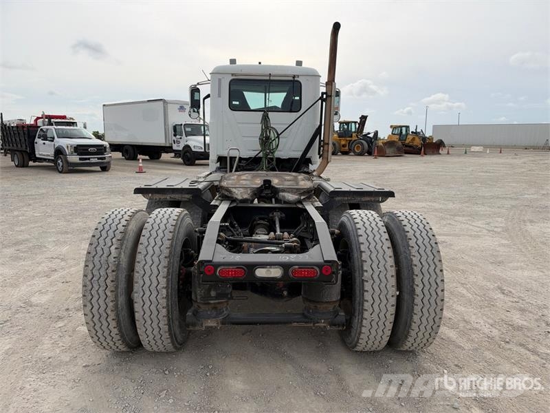 Mack CHU613 Pinnacle Vilcēji