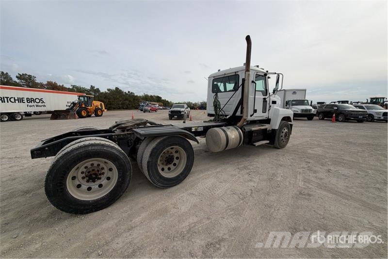 Mack CHU613 Pinnacle Vilcēji