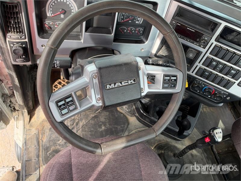 Mack CHU613 Pinnacle Vilcēji