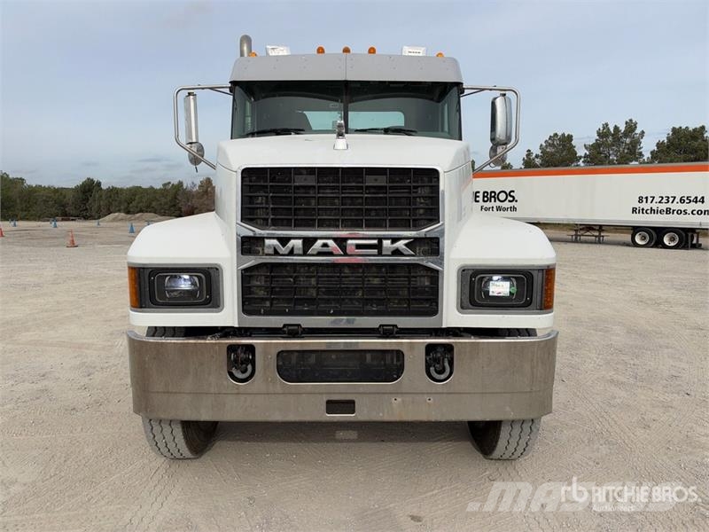 Mack CHU613 Pinnacle Vilcēji