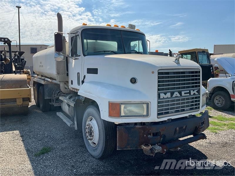Mack CL700 水車