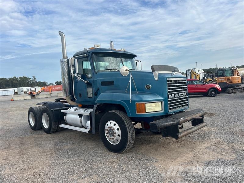 Mack CL733 Vilcēji