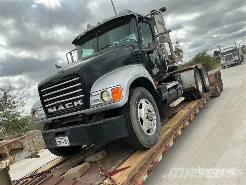 Mack CV713 Carroattrezzi