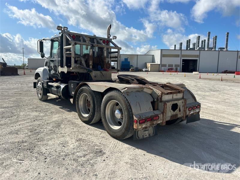Mack CV713 Sleepwagens