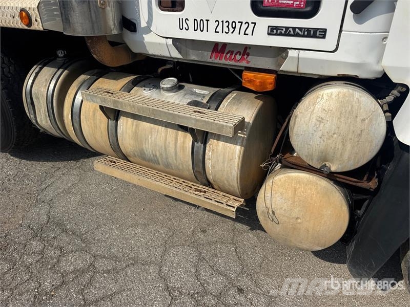 Mack CV713 Autobasculanta