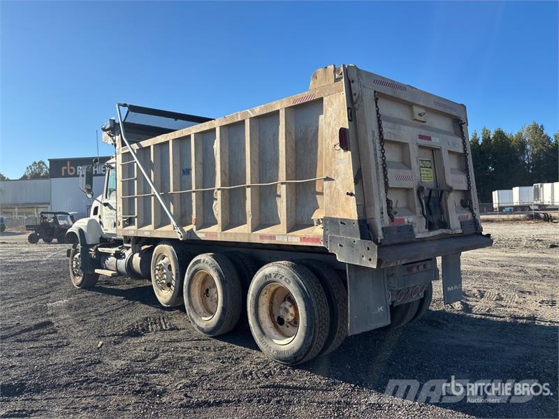 Mack CV713 Camion benne