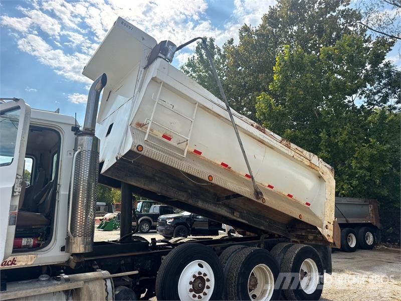 Mack CV713 Autobasculanta