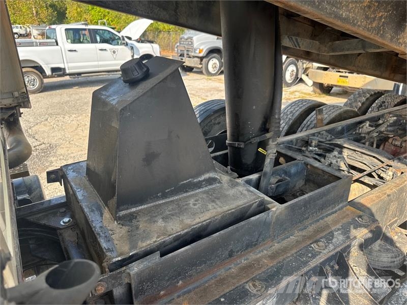 Mack CV713 Autobasculanta