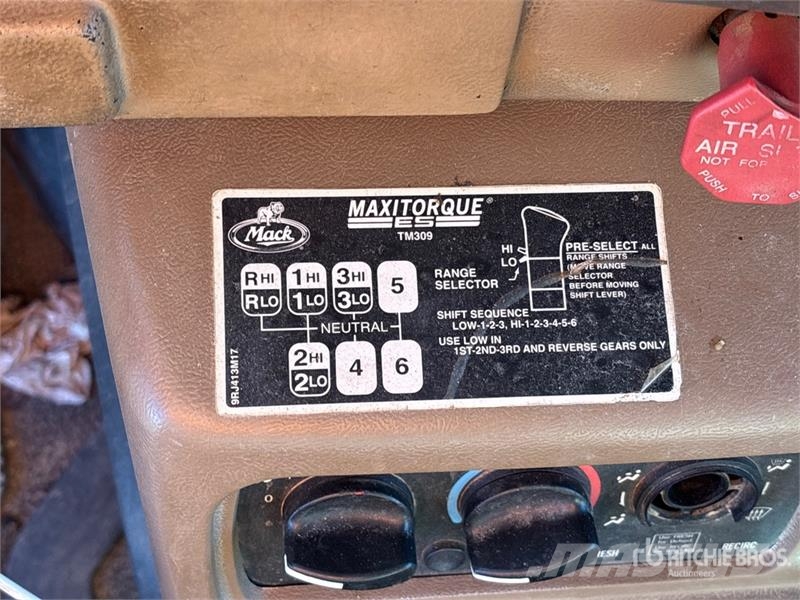 Mack CV713 Camion benne