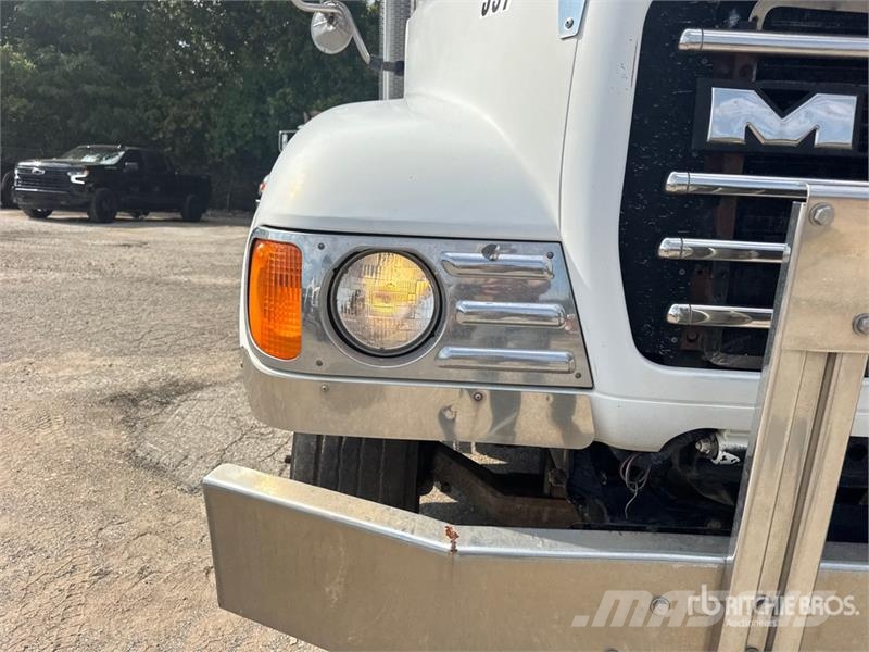 Mack CV713 Autobasculanta