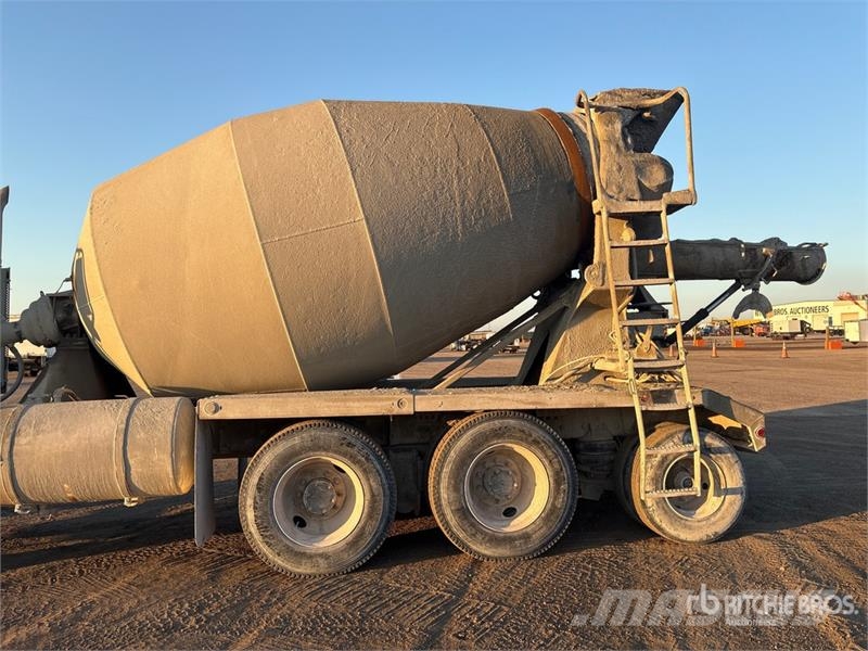 Mack CV713 Camion malaxeur