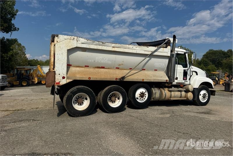 Mack CV713 Autobasculanta