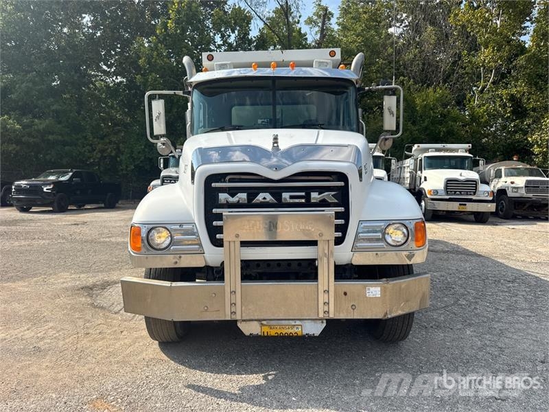 Mack CV713 Autobasculanta