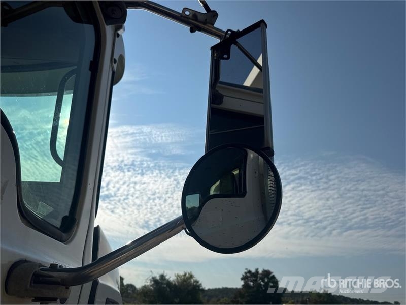 Mack CV713 Autobasculanta