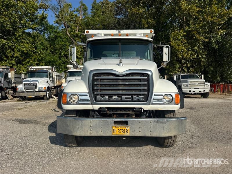 Mack CV713 Autobasculanta