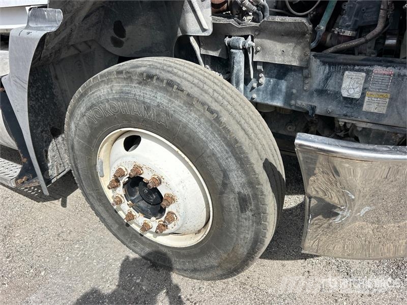 Mack CXU613 Тягачі