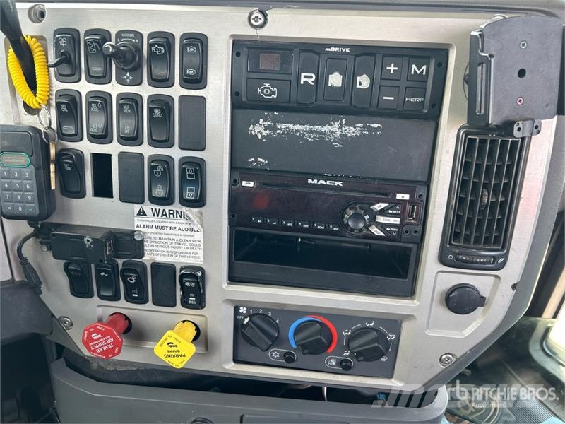 Mack CXU613 Autotractoare