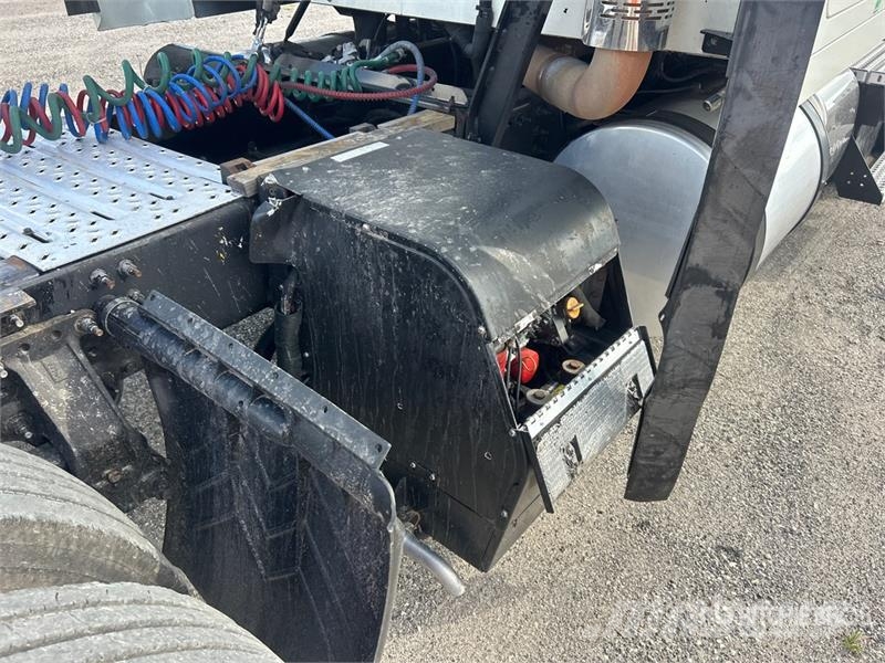 Mack CXU613 牵引车