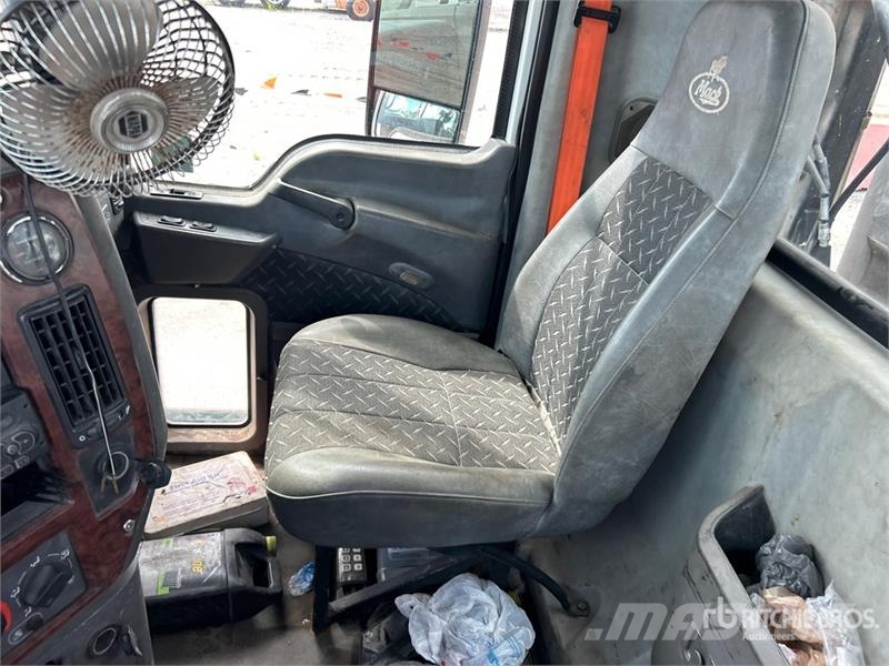 Mack CXU613 Тягачі