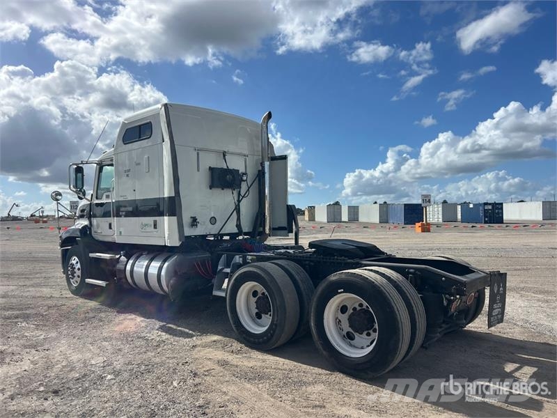 Mack CXU613 牵引车