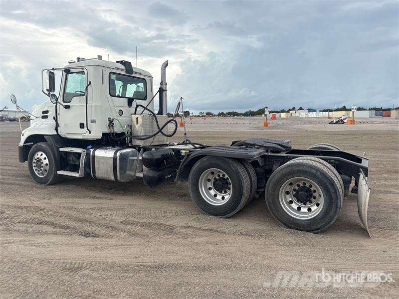 Mack CXU613 Tegljači