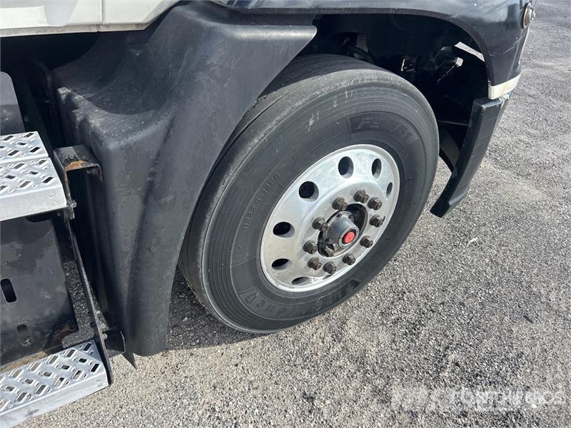 Mack CXU613 牵引车