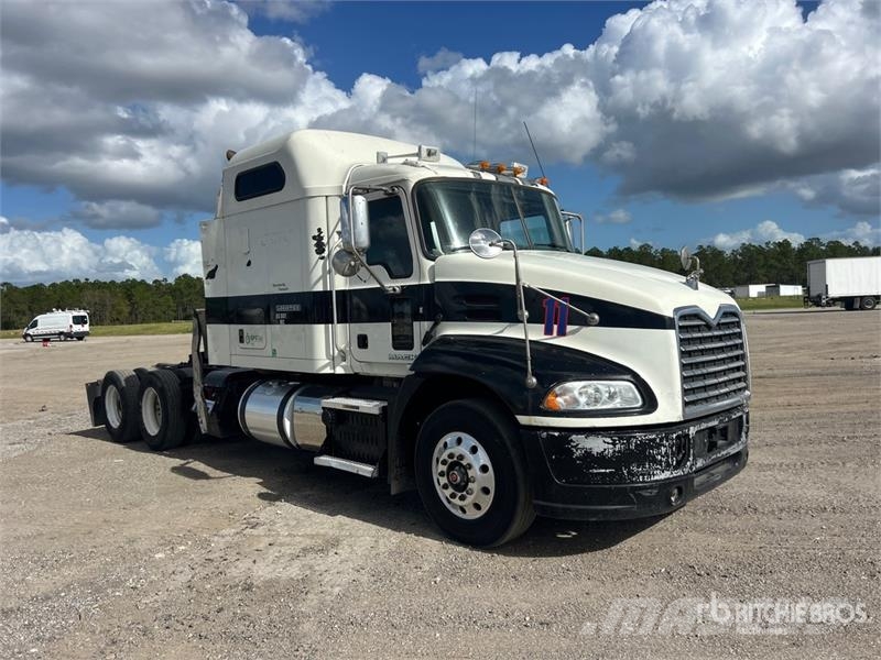 Mack CXU613 牵引车