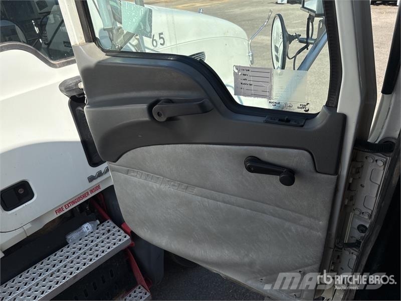 Mack CXU613 Тягачі