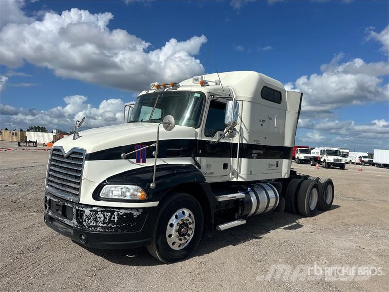 Mack CXU613 牵引车