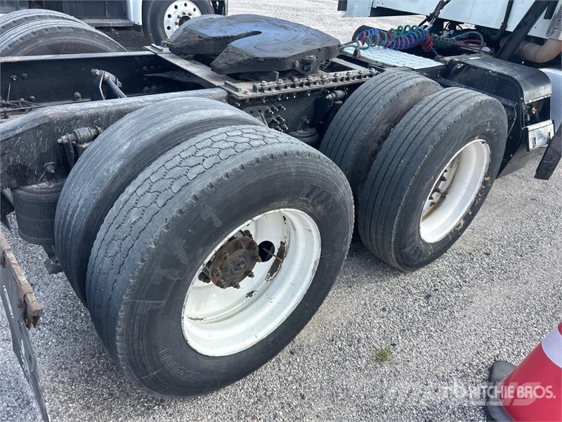 Mack CXU613 牵引车