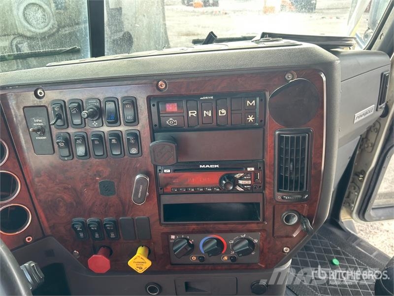 Mack CXU613 牵引车