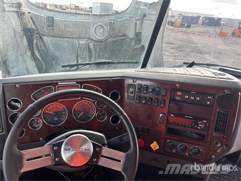 Mack CXU613 牵引车