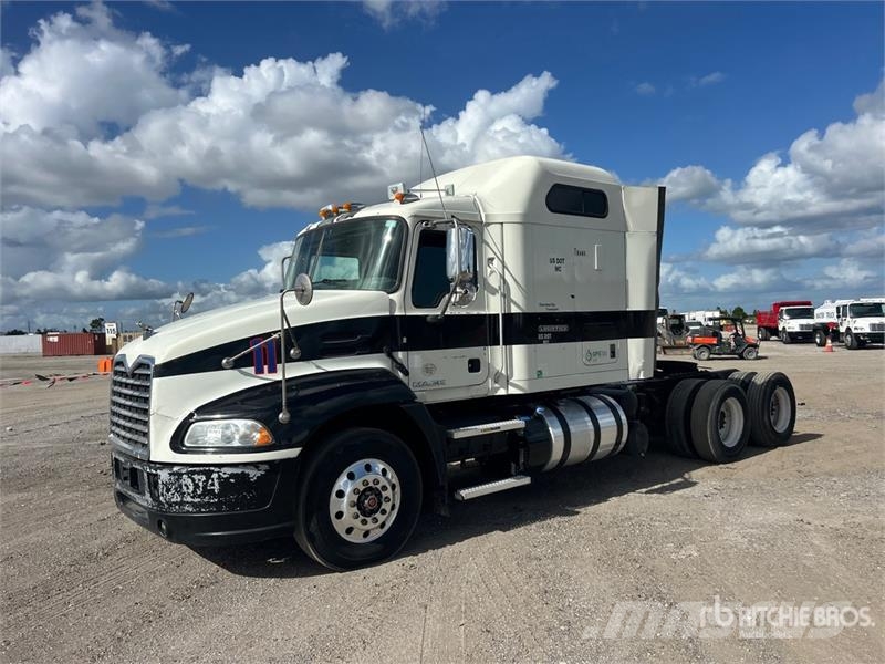 Mack CXU613 牵引车