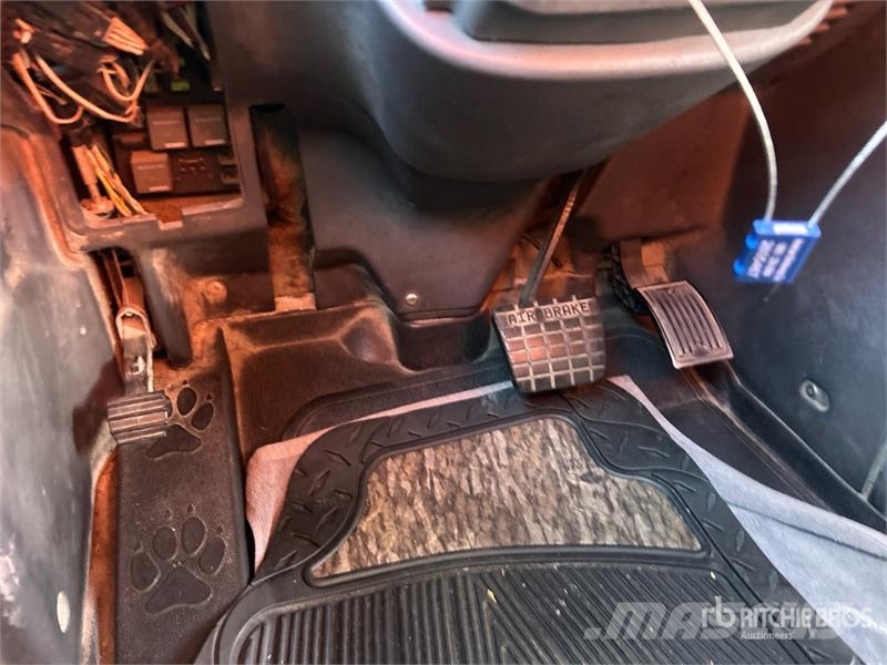 Mack CXU613 牵引车