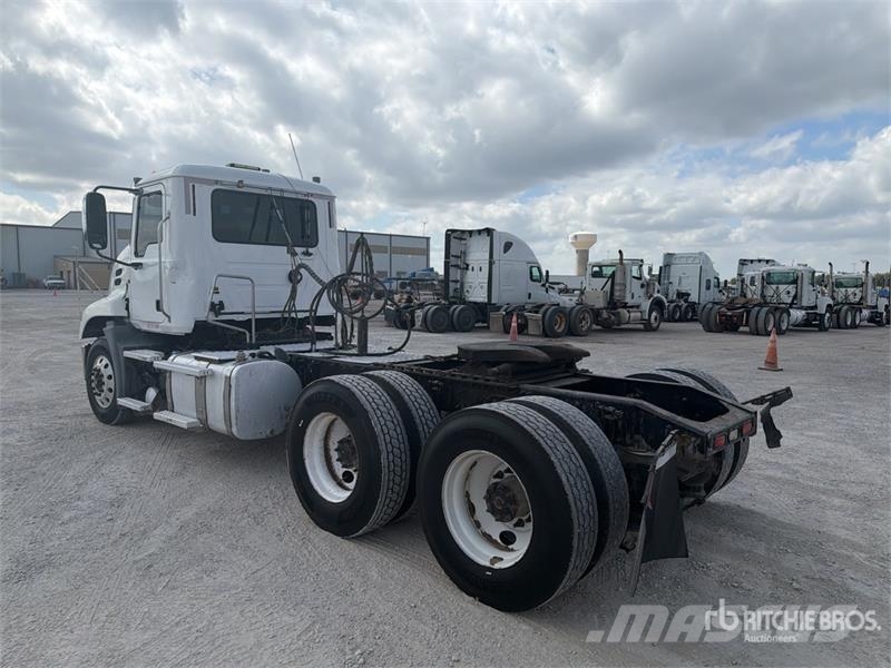 Mack CXU613 Vilcēji