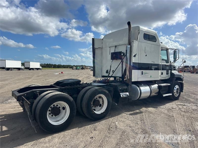 Mack CXU613 牵引车