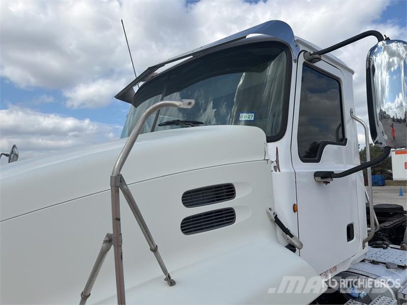 Mack CXU613 Vilcēji