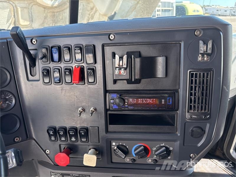 Mack CXU613 Тягачі