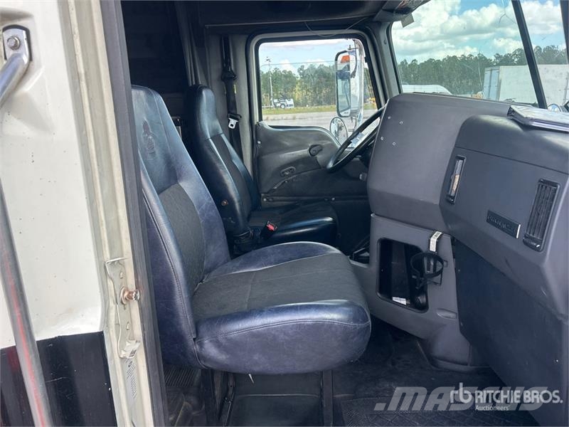 Mack CXU613 牵引车