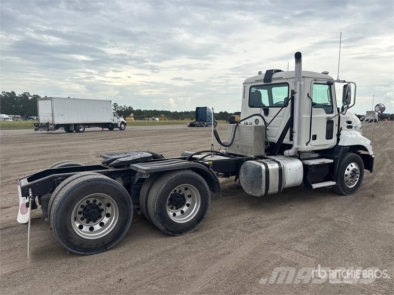Mack CXU613 Tegljači