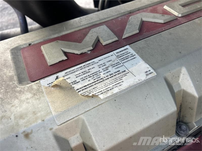 Mack CXU613 牵引车