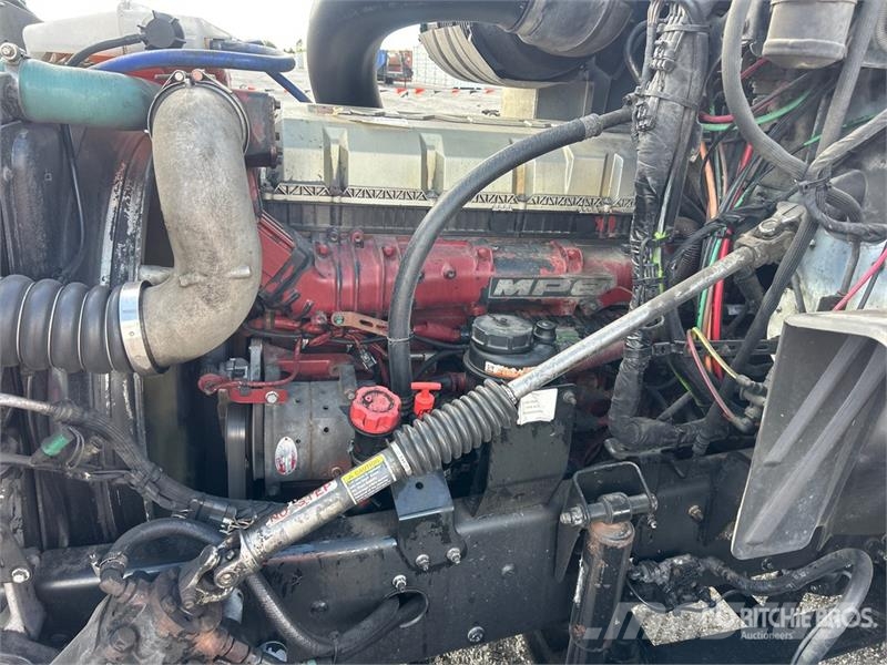 Mack CXU613 牵引车