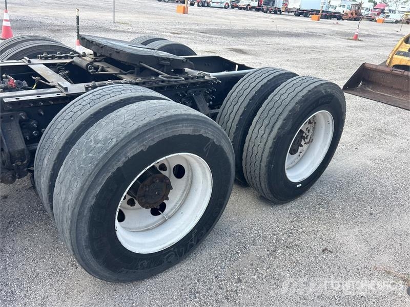 Mack CXU613 牵引车