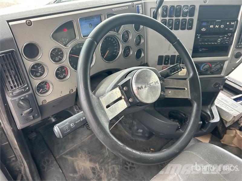 Mack CXU613 8x4 Tri/A Dump Truck Pašizgāzējs