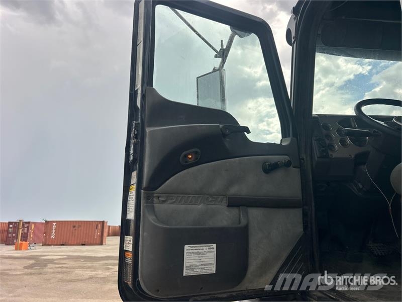 Mack CXU613 8x4 Tri/A Dump Truck Pašizgāzējs