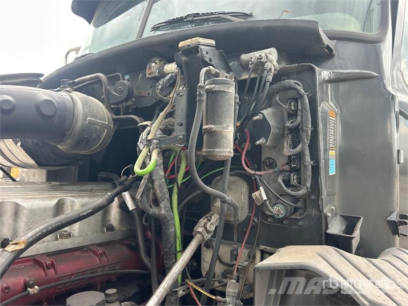 Mack CXU613 8x4 Tri/A Dump Truck Pašizgāzējs