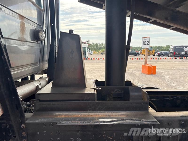 Mack CXU613 8x4 Tri/A Dump Truck Pašizgāzējs