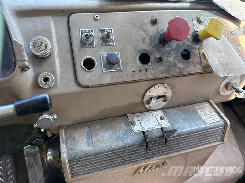 Mack DM607 6x4 T/A Day Cab Truck Tractor Nyergesvontatók