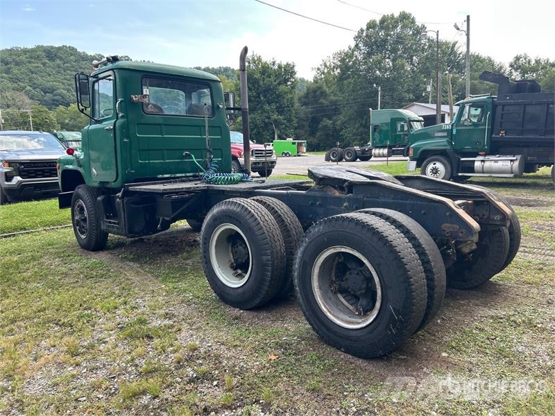 Mack DM607 6x4 T/A Day Cab Truck Tractor Nyergesvontatók